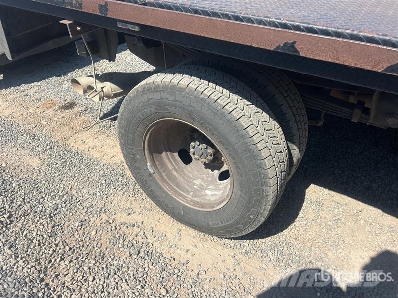 Ford F-350 Tovornjaki s kesonom/platojem