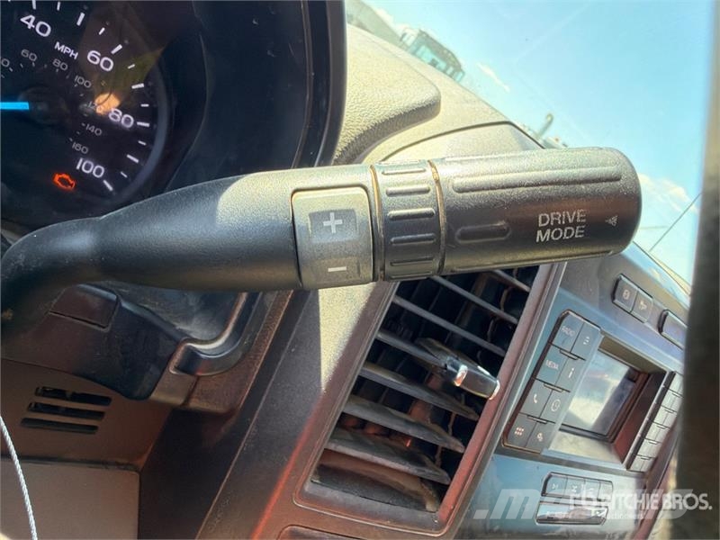Ford F-350 Tovornjaki s kesonom/platojem