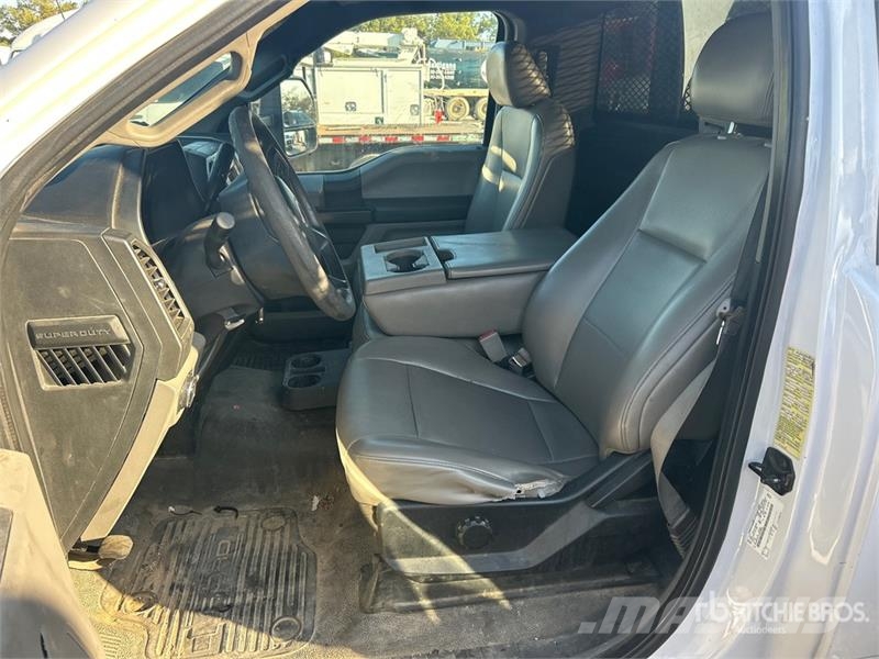 Ford F-350 Tovornjaki s kesonom/platojem