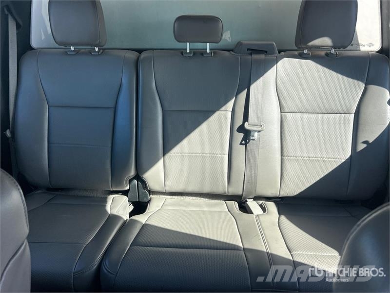 Ford F-350 4x2 Crew Cab Pickup その他