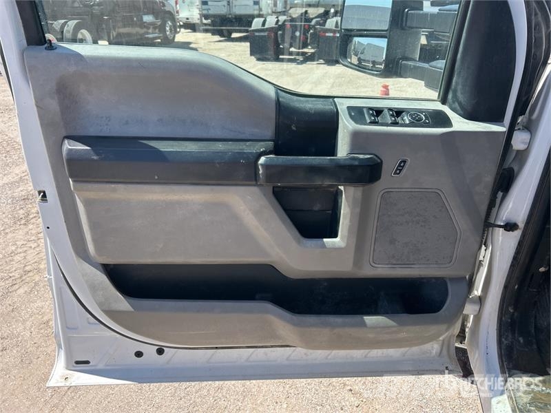 Ford F-350 4x2 Crew Cab Utility Truck Pickup/Sideaflæsning