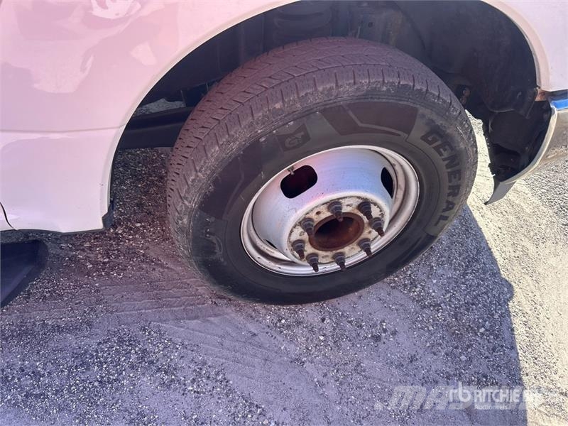 Ford F-350 4x2 Crew Cab Pickup その他