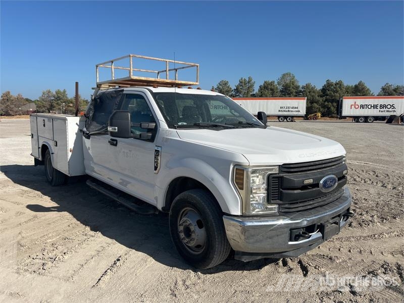 Ford F-350 4x2 Crew Cab Utility Truck Пікапи / Бічне розвантаження