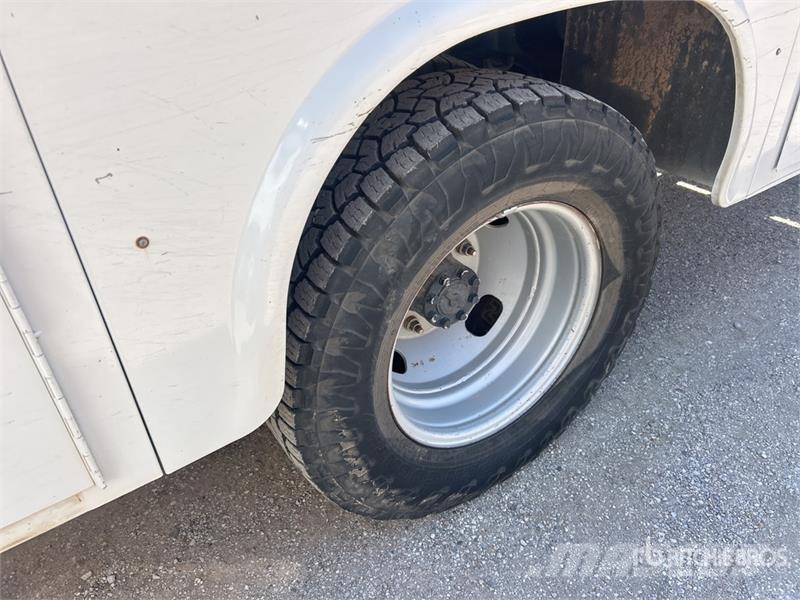 Ford F-350 4x2 Crew Cab Utility Truck Pickup/Sideaflæsning