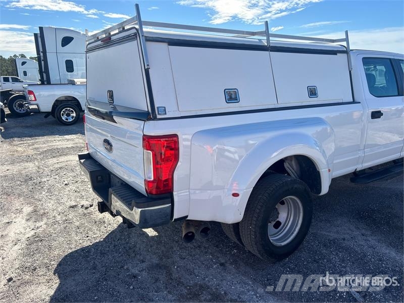Ford F-350 4x2 Crew Cab Pickup その他