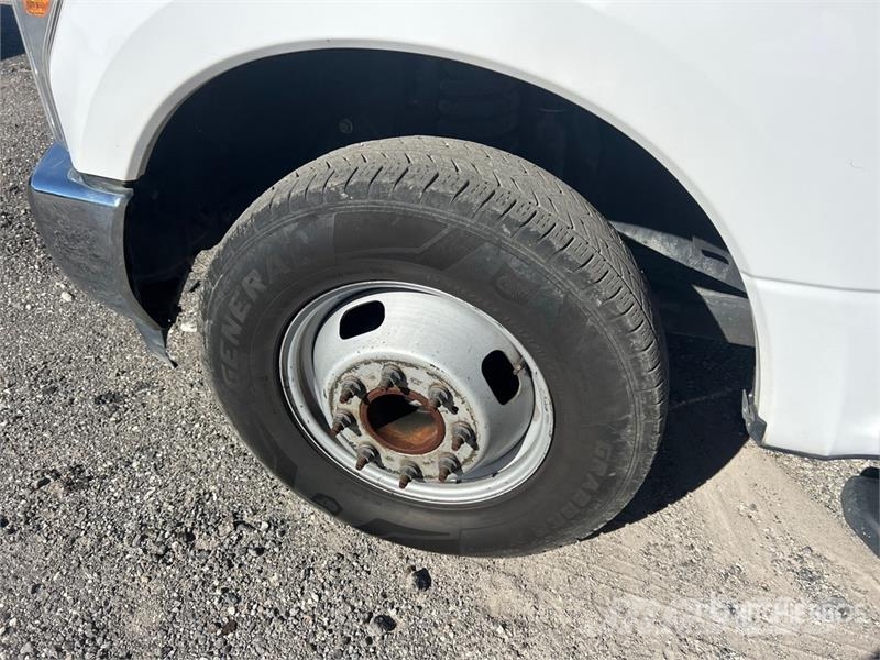 Ford F-350 4x2 Crew Cab Pickup その他