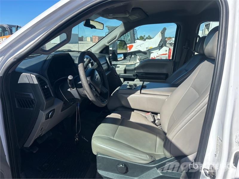 Ford F-350 4x2 Crew Cab Pickup その他