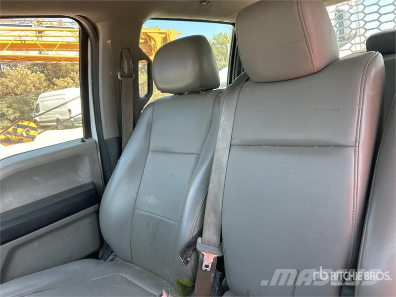 Ford F-350 4x2 Crew Cab Utility Truck Pickup/Sideaflæsning