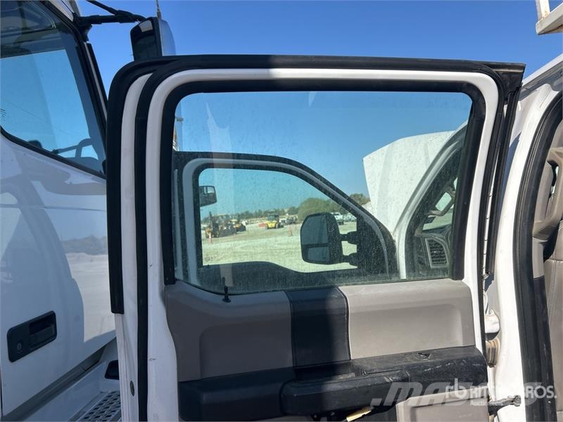Ford F-350 4x2 Crew Cab Utility Truck Пікапи / Бічне розвантаження