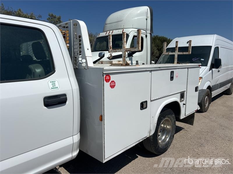 Ford F-350 4x2 Crew Cab Utility Truck Pickup/Sideaflæsning