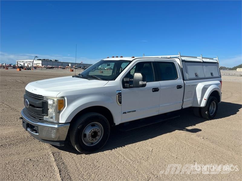 Ford F-350 4x2 Crew Cab Pickup その他