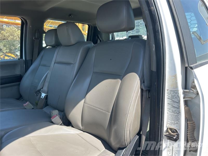 Ford F-350 4x2 Crew Cab Utility Truck Pickup/Sideaflæsning