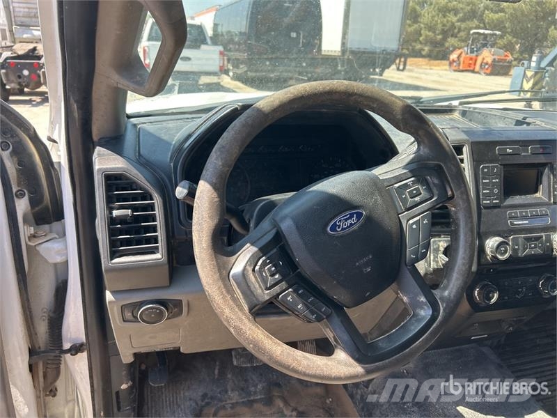Ford F-350 4x2 Crew Cab Utility Truck Pickup/Sideaflæsning