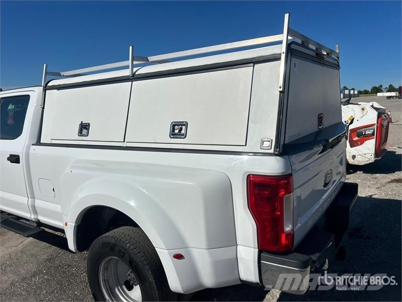 Ford F-350 4x2 Crew Cab Pickup その他