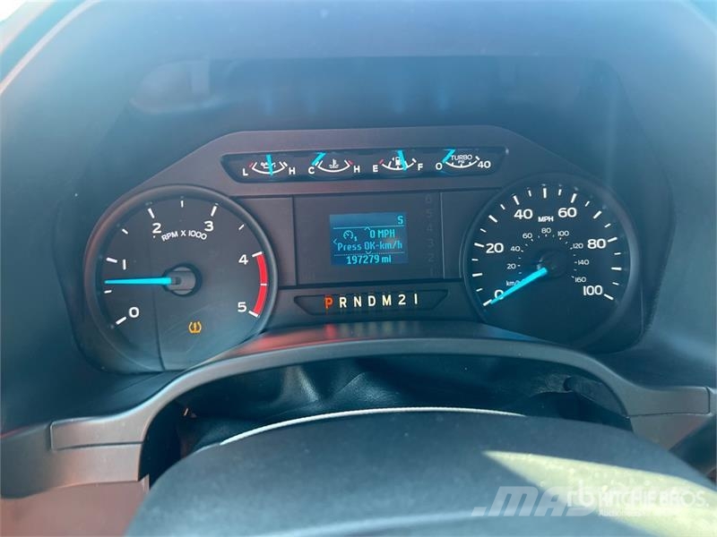 Ford F-350 4x2 Crew Cab Pickup その他
