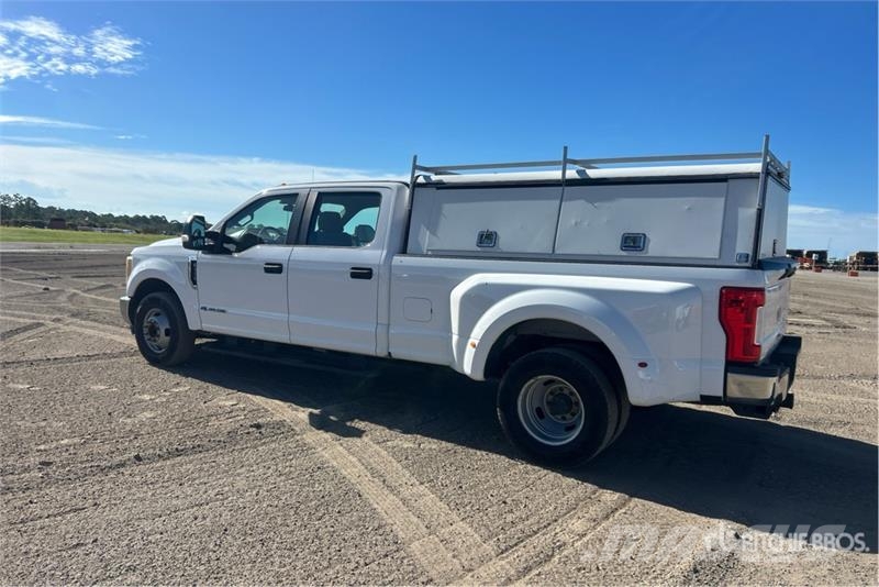 Ford F-350 4x2 Crew Cab Pickup その他