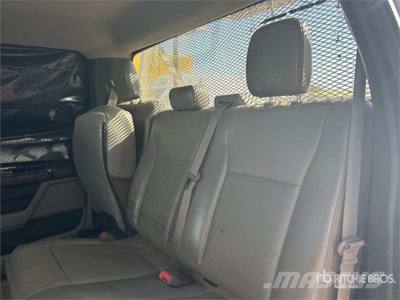 Ford F-350 4x2 Crew Cab Utility Truck Пікапи / Бічне розвантаження