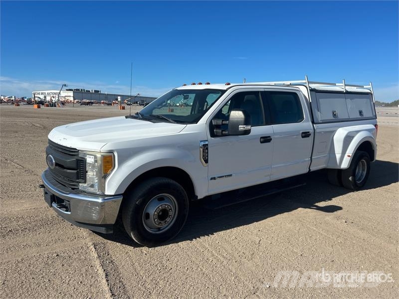 Ford F-350 4x2 Crew Cab Pickup その他