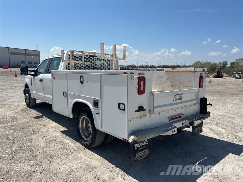 Ford F-350 4x2 Crew Cab Utility Truck Pickup/Sideaflæsning