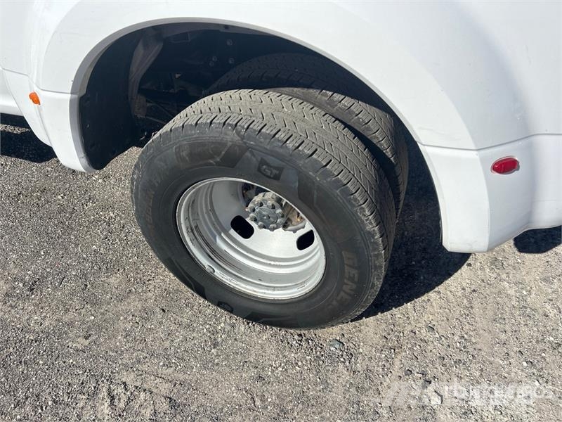 Ford F-350 4x2 Crew Cab Pickup その他
