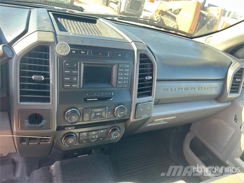 Ford F-350 4x2 Crew Cab Pickup その他