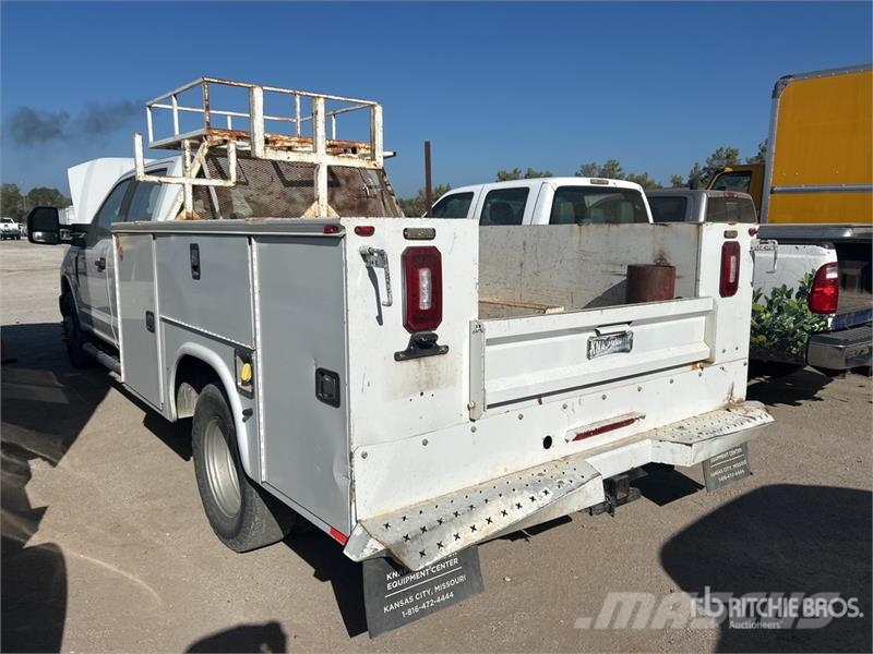Ford F-350 4x2 Crew Cab Utility Truck Пікапи / Бічне розвантаження