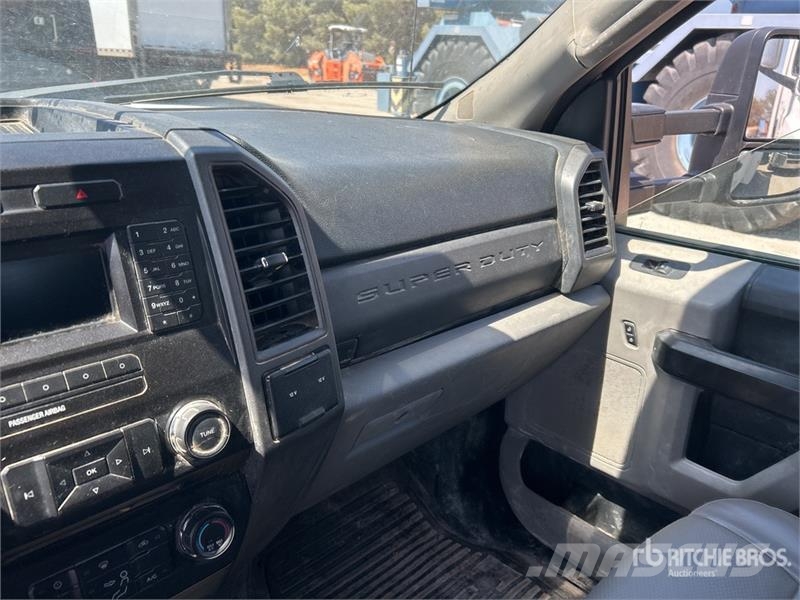 Ford F-350 4x2 Crew Cab Utility Truck Pickup/Sideaflæsning