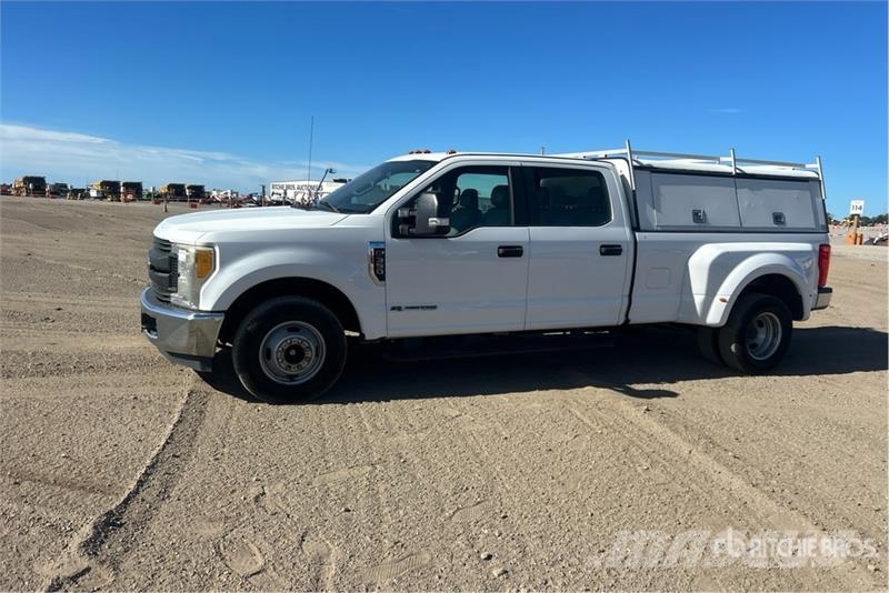 Ford F-350 4x2 Crew Cab Pickup その他