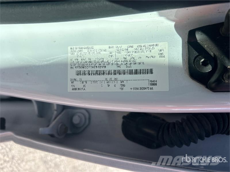 Ford F-350 4x2 Crew Cab Pickup その他