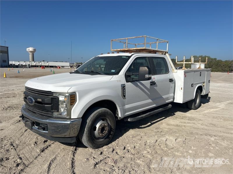 Ford F-350 4x2 Crew Cab Utility Truck Пікапи / Бічне розвантаження