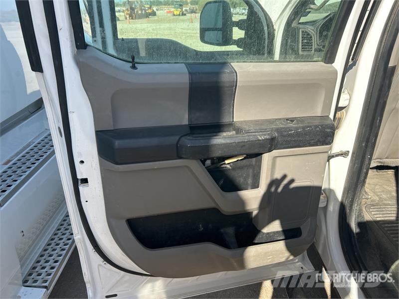 Ford F-350 4x2 Crew Cab Utility Truck Пікапи / Бічне розвантаження