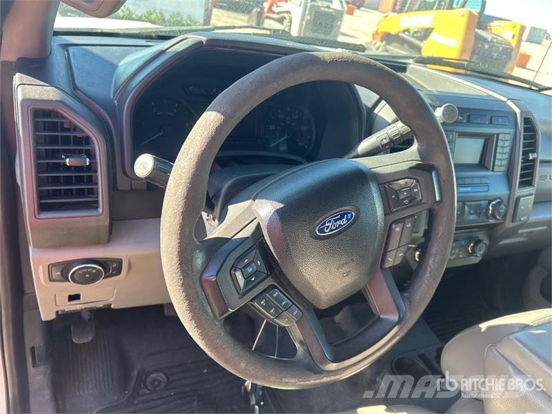 Ford F-350 4x2 Crew Cab Pickup その他