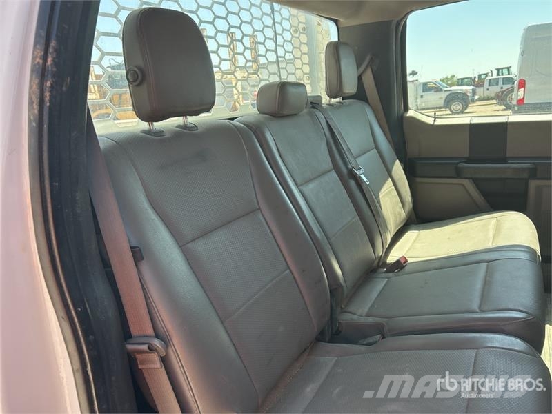 Ford F-350 4x2 Crew Cab Utility Truck Pickup/Sideaflæsning