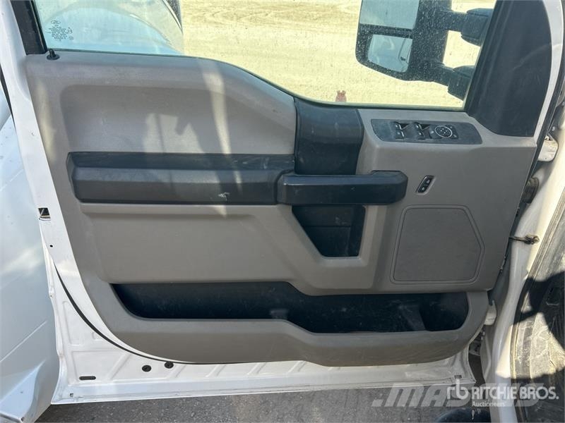 Ford F-350 4x2 Crew Cab Utility Truck Пікапи / Бічне розвантаження