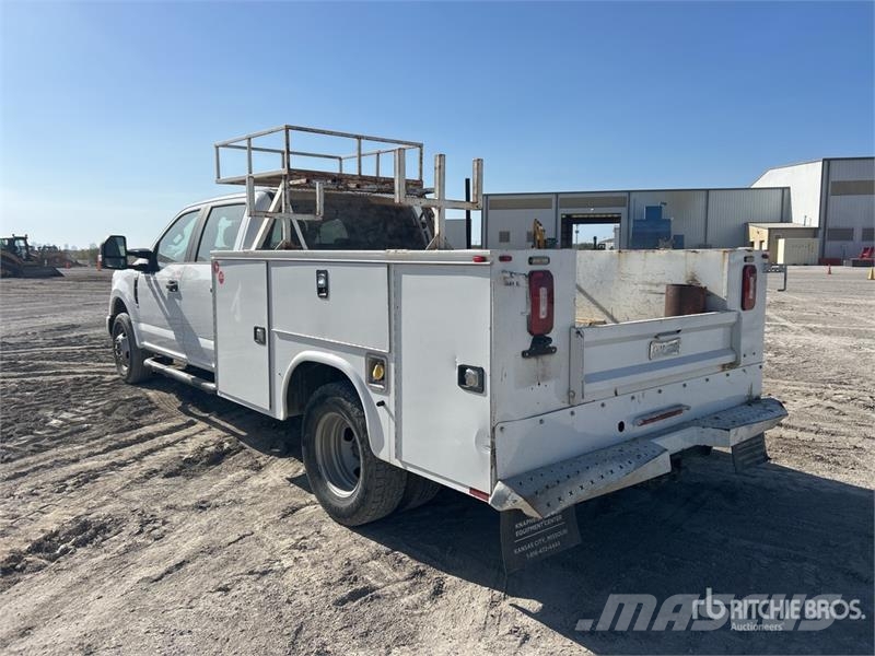 Ford F-350 4x2 Crew Cab Utility Truck Пікапи / Бічне розвантаження