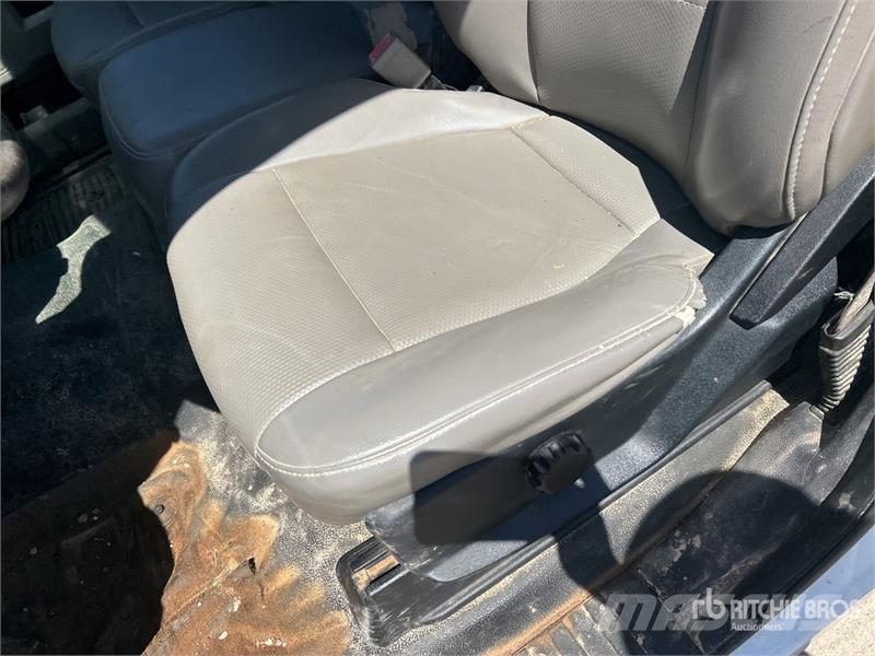 Ford F-350 4x2 Crew Cab Utility Truck Pickup/Sideaflæsning