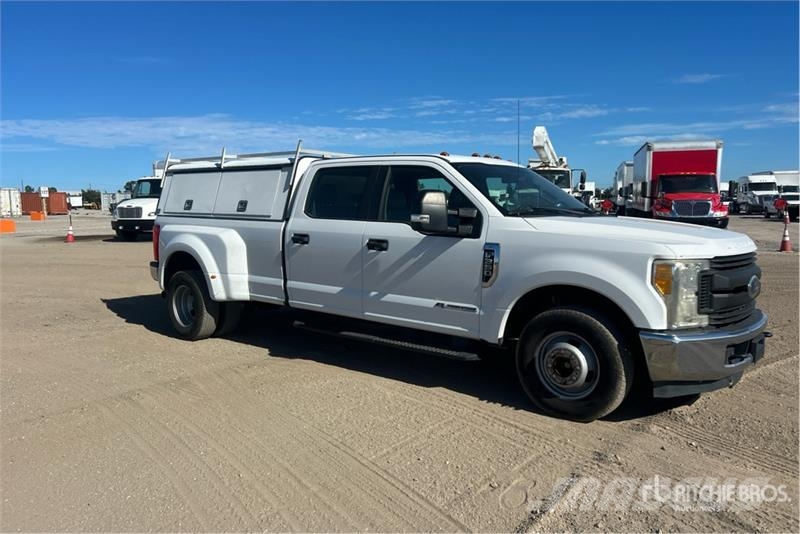 Ford F-350 4x2 Crew Cab Pickup その他