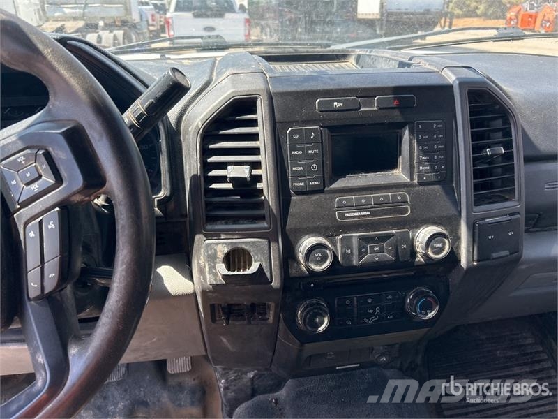 Ford F-350 4x2 Crew Cab Utility Truck Pickup/Sideaflæsning