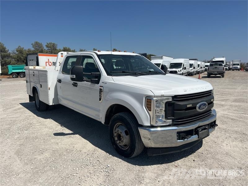 Ford F-350 4x2 Crew Cab Utility Truck Pickup/Sideaflæsning
