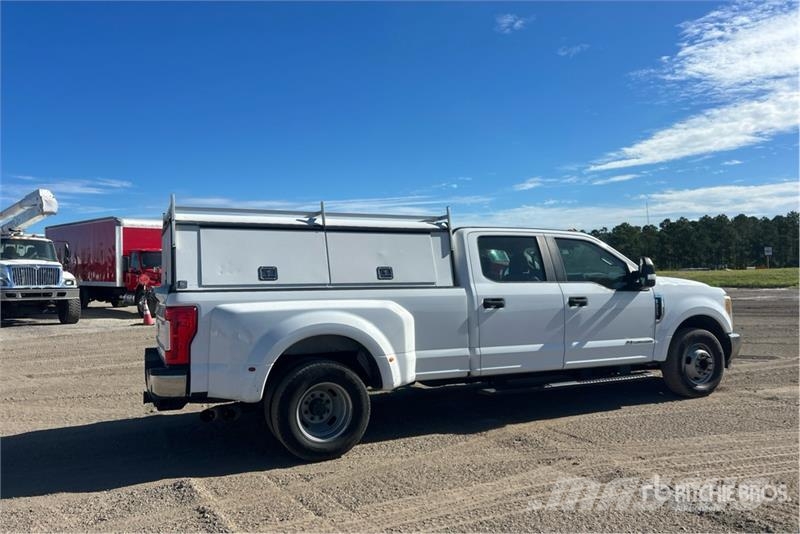 Ford F-350 4x2 Crew Cab Pickup その他