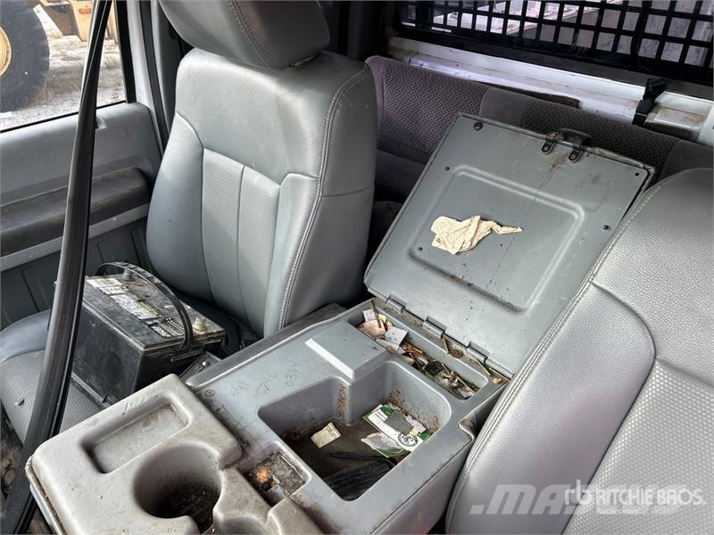 Ford F-350 4x2 Extended Cab Utility Truck (Inoperable) Caja abierta/laterales abatibles