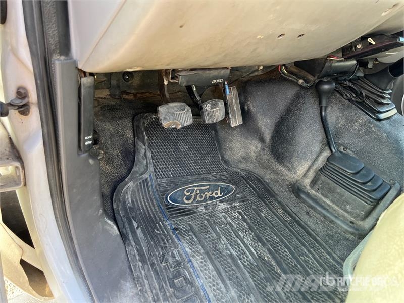 Ford F-350 4x2 Extended Cab Utility Truck Vieglais kravas automobilis/izkraušana no sāniem