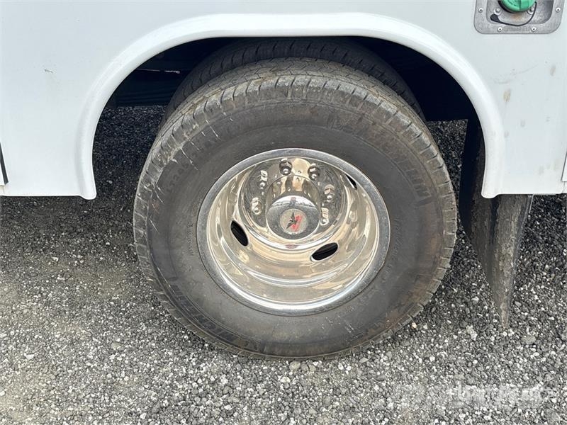 Ford F-350 4x4 Crew Cab Utility Truck Vieglais kravas automobilis/izkraušana no sāniem