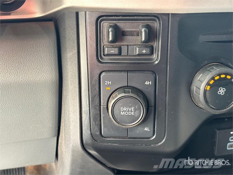 Ford F-350 4x4 Crew Cab Utility Truck Vieglais kravas automobilis/izkraušana no sāniem