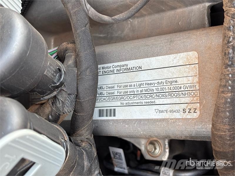 Ford F-350 4x4 Crew Cab Utility Truck Vieglais kravas automobilis/izkraušana no sāniem