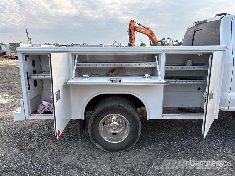 Ford F-350 4x4 Crew Cab Utility Truck Vieglais kravas automobilis/izkraušana no sāniem