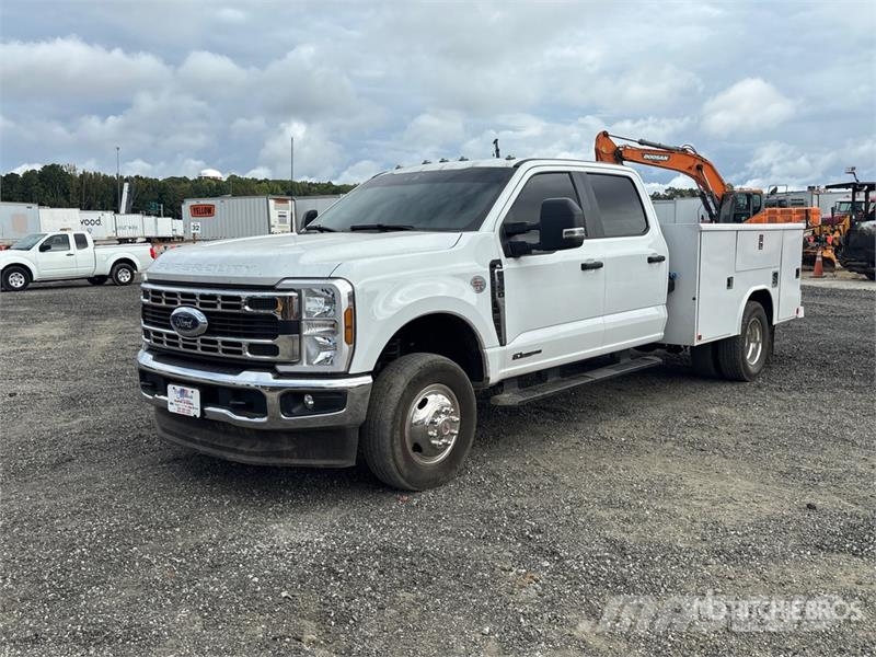 Ford F-350 4x4 Crew Cab Utility Truck Vieglais kravas automobilis/izkraušana no sāniem