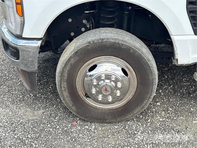 Ford F-350 4x4 Crew Cab Utility Truck Vieglais kravas automobilis/izkraušana no sāniem