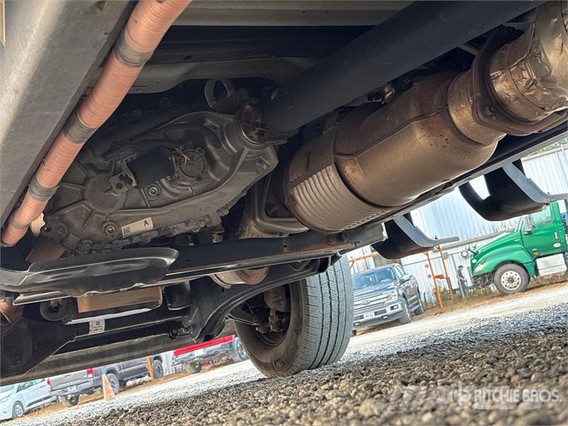 Ford F-350 4x4 Crew Cab Utility Truck Vieglais kravas automobilis/izkraušana no sāniem