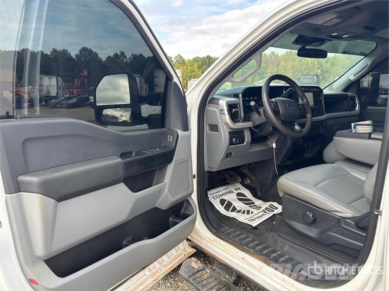 Ford F-350 4x4 Crew Cab Utility Truck Vieglais kravas automobilis/izkraušana no sāniem